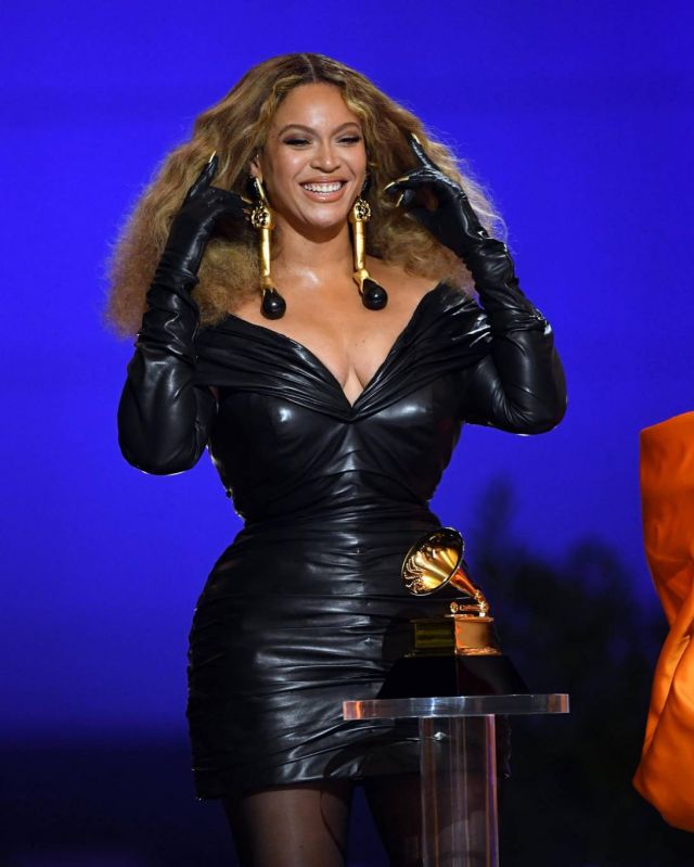 إطلالات النجمات في حفل توزيع جوائز Grammy... مِن الأجمل إلى الأسوأ