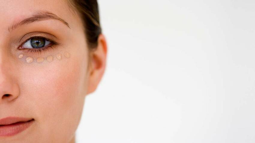 هكذا تتخلصين من الهالات تحت العينين