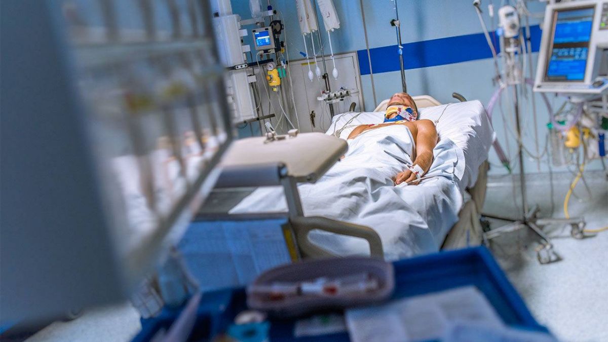 فنان لبناني قدير في المستشفى بسبب ذبحة قلبية وابنه يكشف حالته