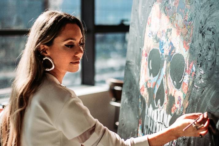 كريستل بشارة تكشف عن أول عمل فني لها عبر التوكنات غير القابلة للاستبدال (NFT)