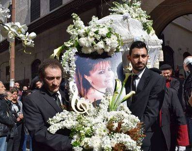 بالفيديو - ميادة بسيليس تزف بأغانيها  والزغاريد الى مثواها الأخير