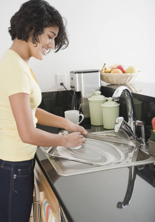 خطأ ترتكبينه أثناء غسل الأطباق يجعل المهمة صعبة