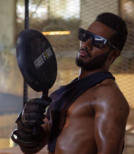 بالفيديو - شابة تعبّر عن حبها لمحمد رمضان على العلن.. هذا ردّ فعله