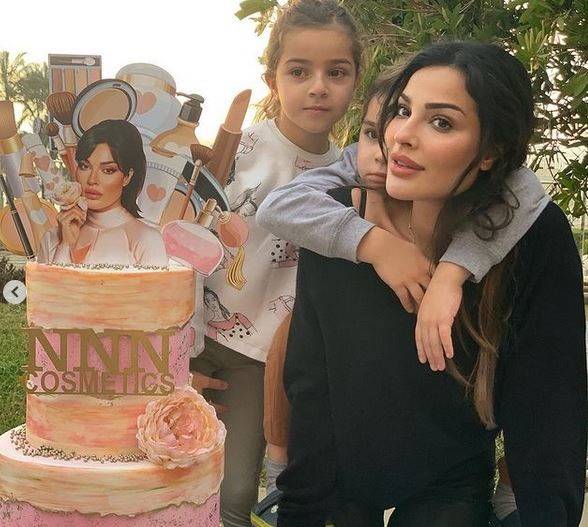 بالصور - نادين نسيب نجيم​ تحتفل بميلاد ابنتها بقالب حلوى خاص يشبهها وتجهيزات بسيطة
