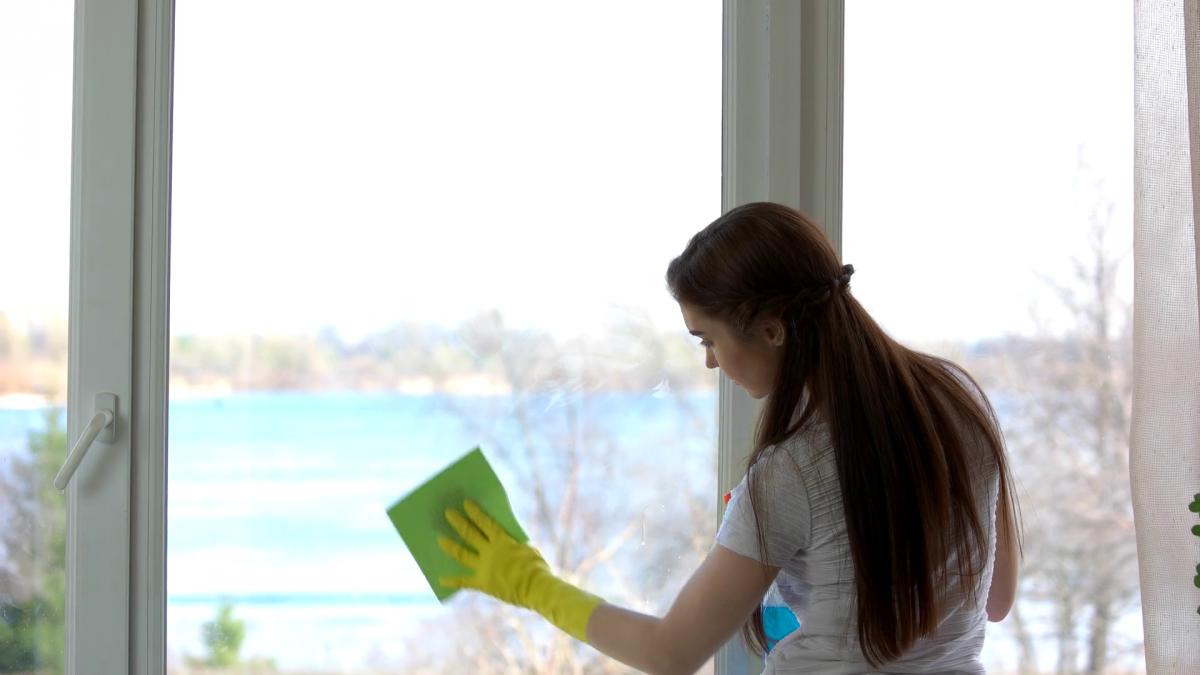 طريقة منزلية جديدة لا تعرفينها لإزالة الخدوش عن الزجاج