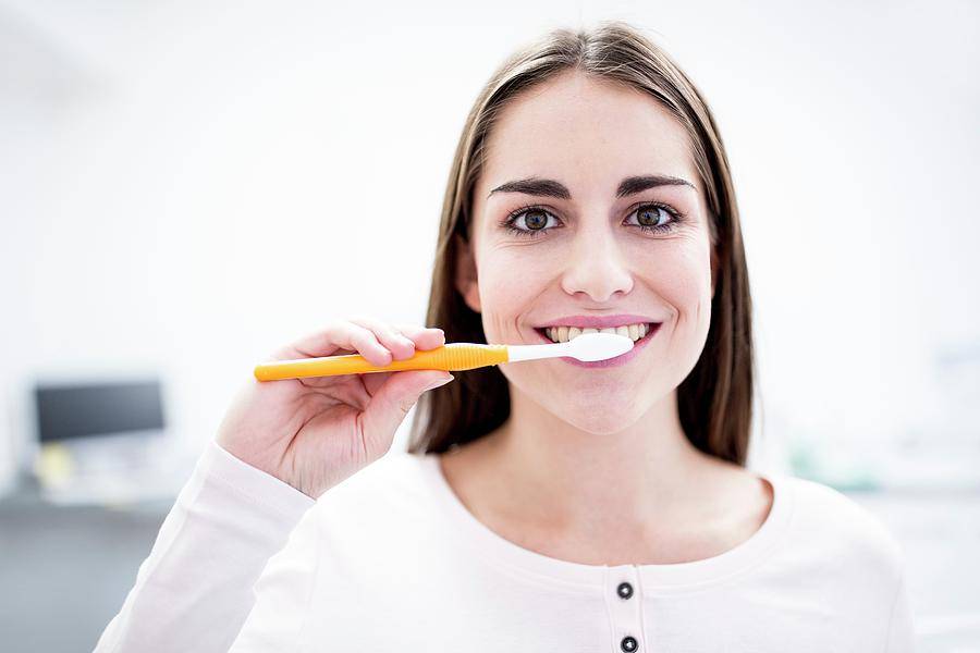 تنظيف الأسنان بالفرشاة من دون معجون فكرة جيدة أم خاطئة؟