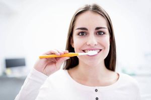 تنظيف الأسنان بالفرشاة من دون معجون فكرة جيدة أم خاطئة؟