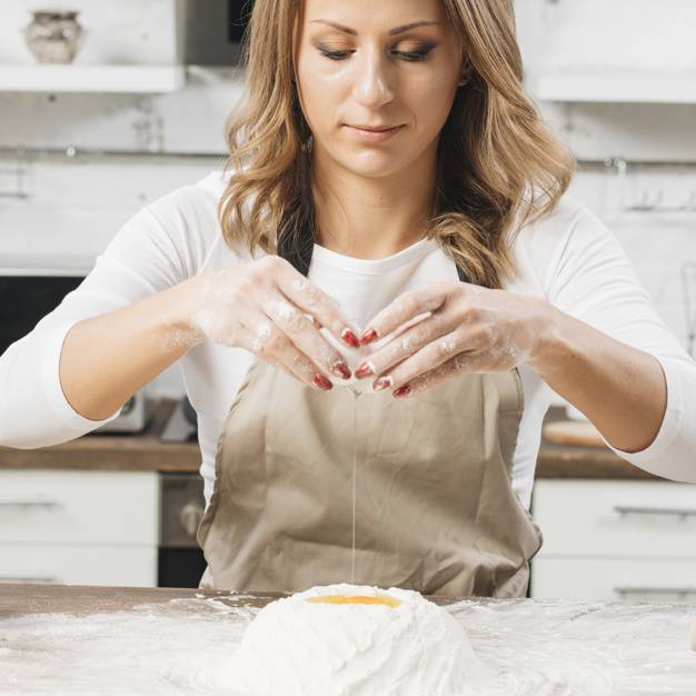 هل تتذوّقين عجينة الحلويات قبل خَبزها؟ هذا خطأ كبير يضرّ بالصحة