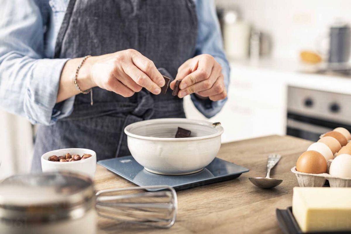 ترتكبين هذا الخطأ أثناء تذويب الشوكولا وهذه الطريقة الأفضل