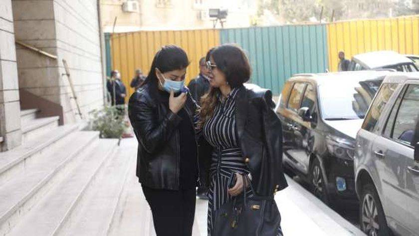 بالصور - إنهيار جومانا مراد في عزاء إبنتها بحضور النجوم