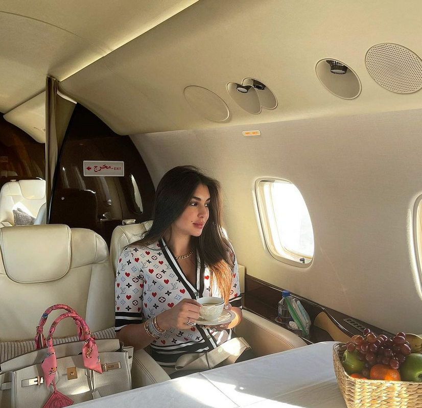 إليك سعر كنزة ياسمين صبري الكاجوال من Louis Vuitton