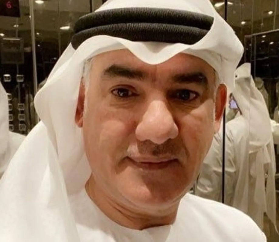 بالصورة – هكذا قام صالح الجسمي بخطواته الأولى بعد عملية الدماغ بمساعدة اختصاصي