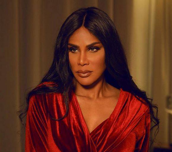 هند البحرينية تفاجئ الجميع بشكل شعرها الحقيقي