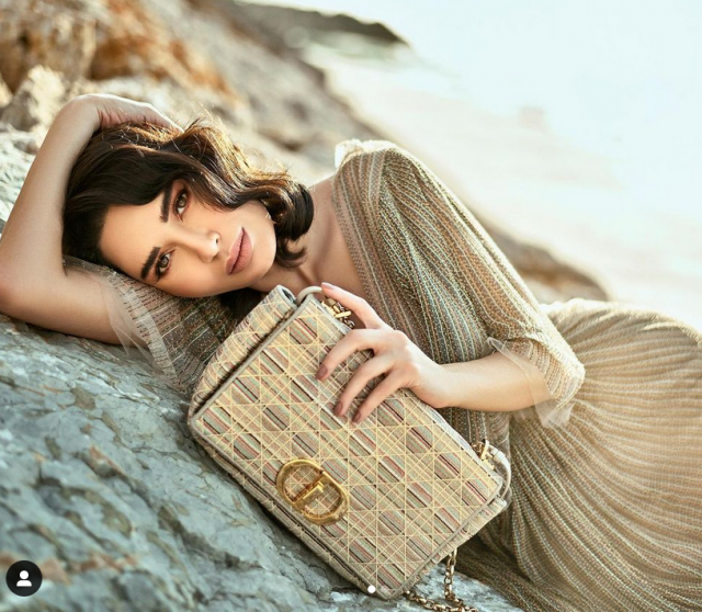 تعلّمي من النجمات كيف تنسّقين حقيبتك مع أناقتك... وهذه أسعار أكثرها فخامةً