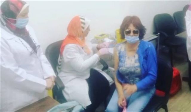 نبيلة عبيد تتلقى لقاح كورونا