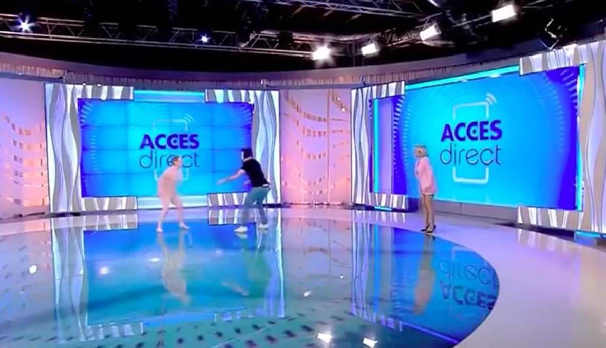بالفيديو - امرأة عارية تهجم على مذيعة داخل الاستديو في بثّ مباشر