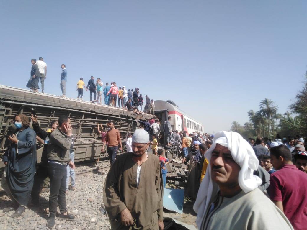 الفنانون ينعون ضحايا حادث تصادم قطاري الصعيد