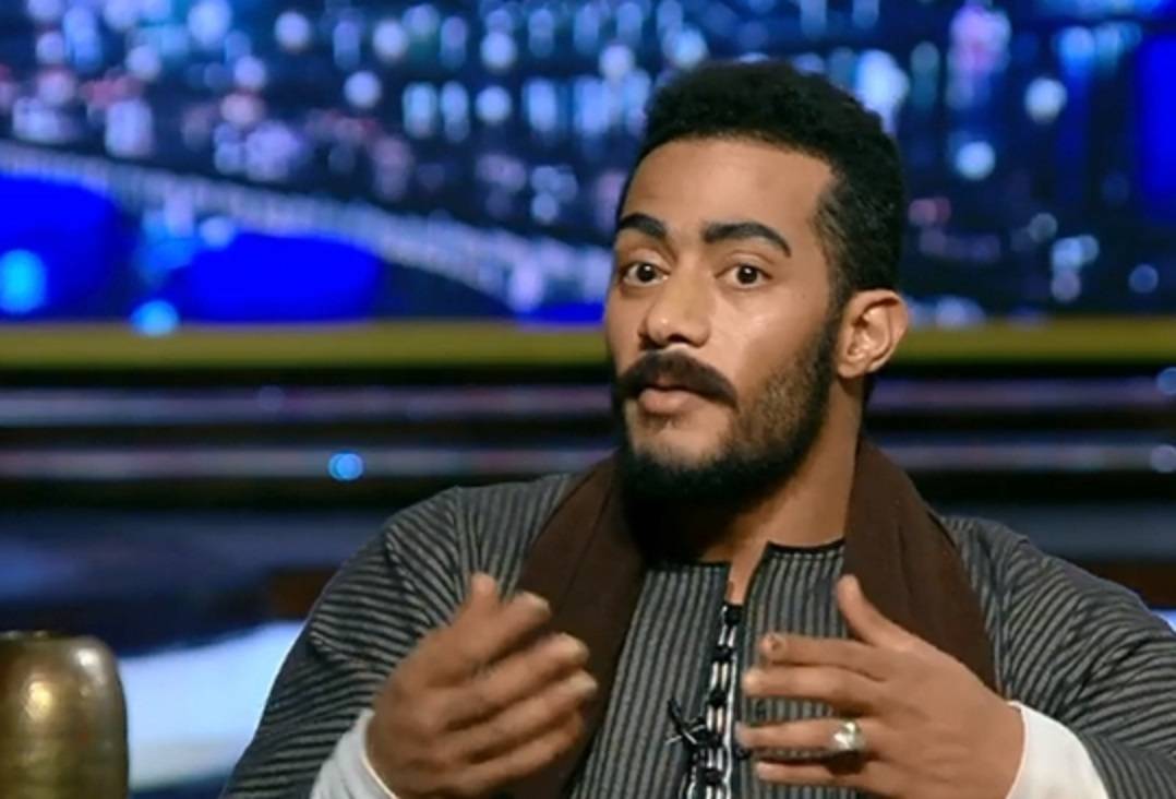 محمد رمضان يدافع عن نفسه ويكشف حقيقة فيديو رمي الدولارات