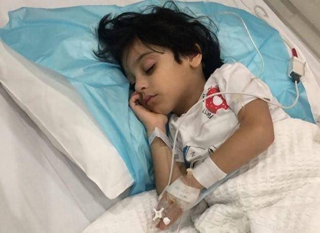 بالفيديو – طفل فنان خليجي يعاني من سرطان الدم ويخضع لجراحة