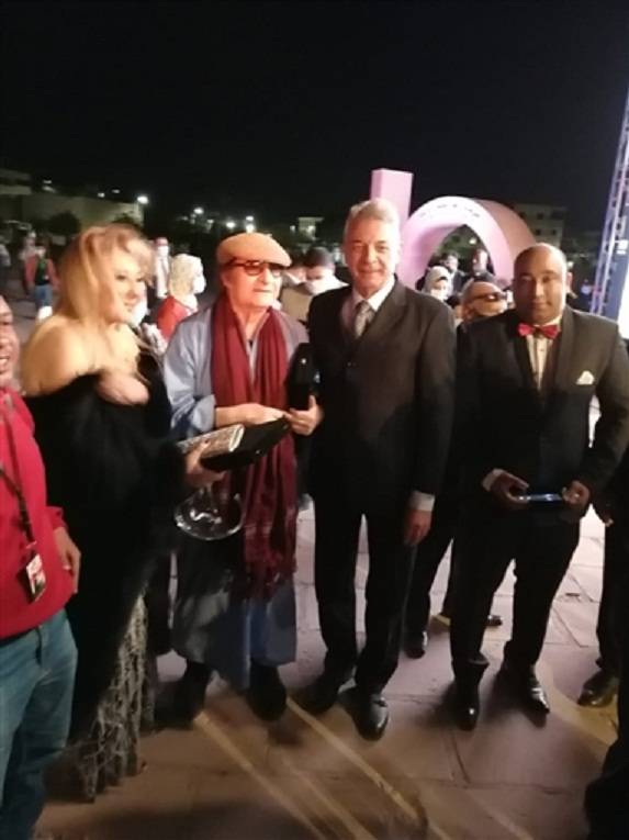 محيي إسماعيل يكسر بروتوكولات المهرجانات ويحضر 