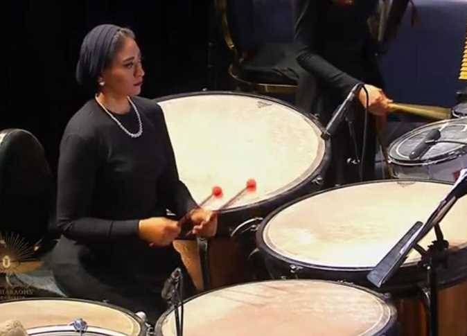 هذا ما كشفته عازفة الطبول التي أشعلت حفل نقل المومياوات