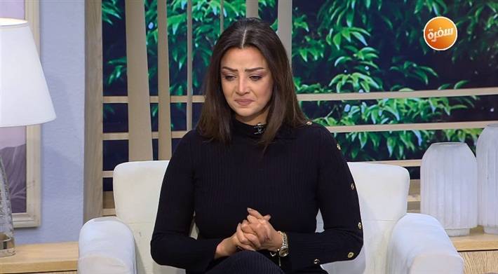 بالفيديو - بالأسود ومن دون مكياج... بكاء رضوى الشربيني في أول ظهور بعد وفاة والدتها