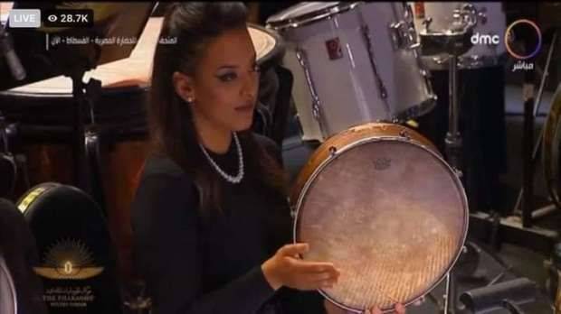 عازفة الدف في حفل موكب المومياوات إبنة نجم مصري شهير.. تعرفوا إليه