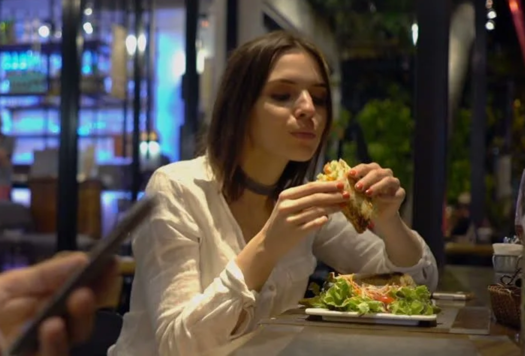 عدم تناول الطعام في المساء... فكرة جيدة أم سيئة؟