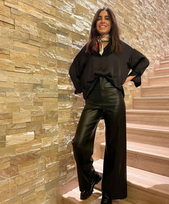 بالصور – هذه الشابة الجميلة هي ابنة فنانة لبنانية... كأنها شقيقتها