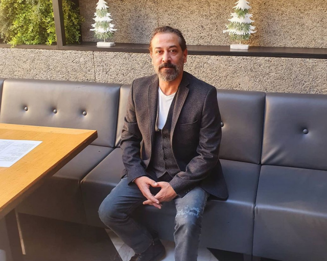 بالفيديو – عبد المنعم عمايري يدافع عن مشهد المرحاض المثير للجدل: 