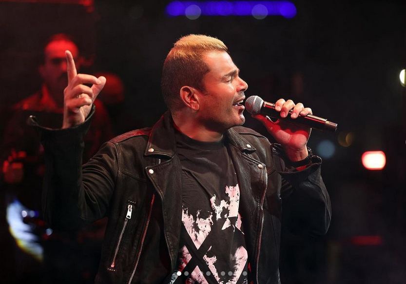 بالفيديو – الجمهور يستعيد شكل عمرو دياب وحركاته على المسرح منذ 31 عاماً