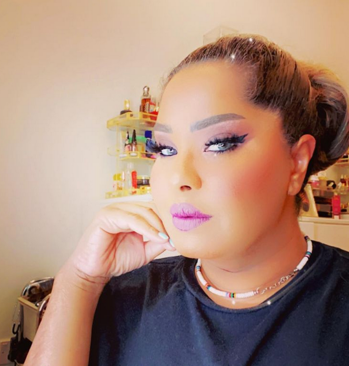 بالفيديو – زوج هيا الشعيبي الممثل يحرجها بخجله... هذا ما فعله