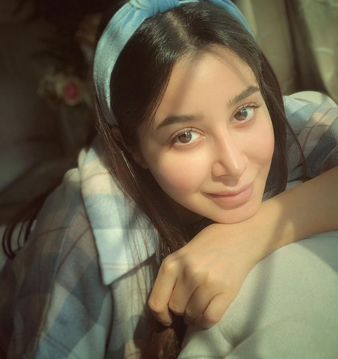 بالصور - المعطف الطويل... هكذا ترتدينه على طريقة أسيل عمران