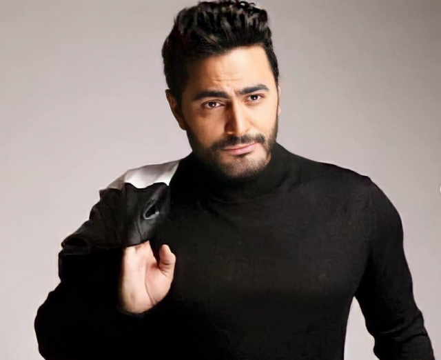 بالصور – تامر حسني يكشف حقيقة صور 