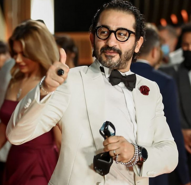 بالصور – أحمد حلمي ينافس عمرو دياب بطريقته الطريفة