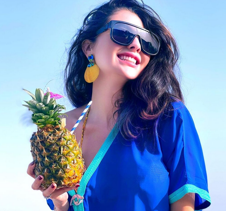 بالفيديو – سخرية من مريم حسين بسبب السباحة بفستان أحمر