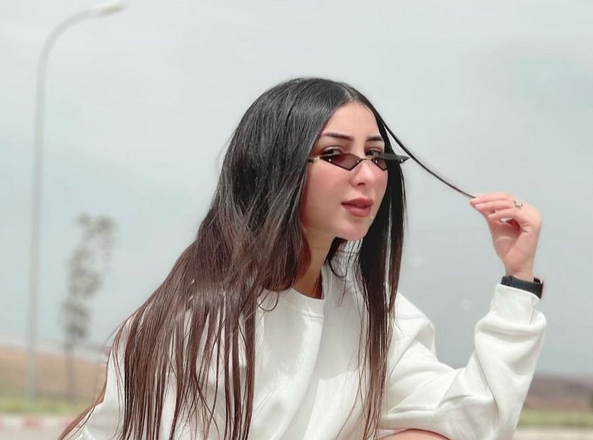 بالصور - بعد انتقادها بالسروال الفاتح... دنيا بطمة تستفز الجمهور بالشورت الضيق