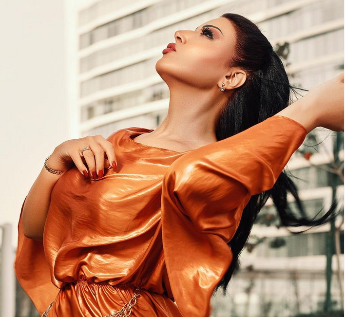 بالصور – سمية الخشاب تتعرّض للسخرية مجدداً... لماذا وصف الجمهور فستانها الطويل بالجريء؟