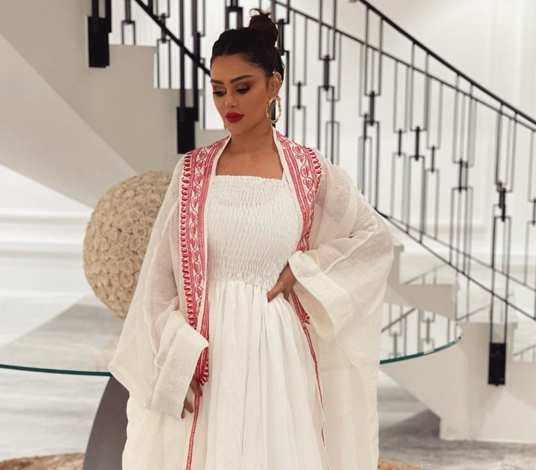 بالفيديو – بعد براءتها من غسل الأموال... عهود العنزي تتلقى من فوز الفهد هدية تثير سخرية الجمهور