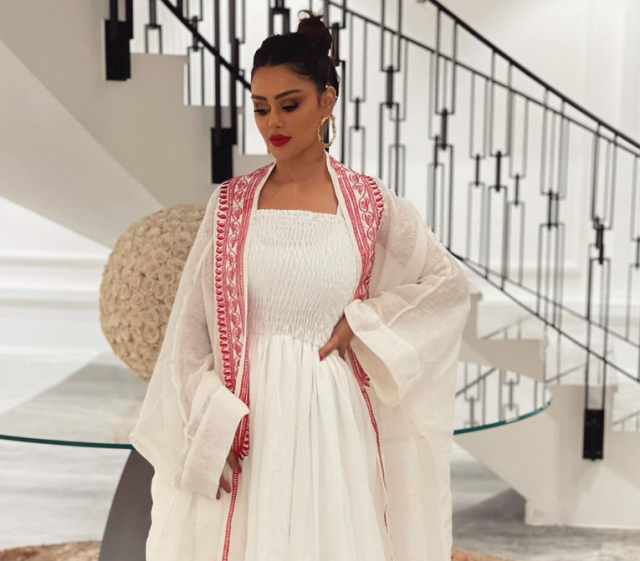 بالفيديو – بعد براءتها من غسل الأموال... عهود العنزي تتلقى من فوز الفهد هدية تثير سخرية الجمهور