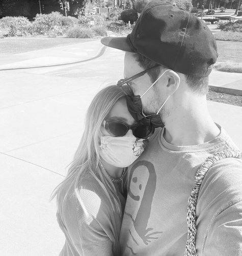 نجمة عالمية تنجب طفلتها في حوض الاستحمام وتُطلق عليها هذا الاسم