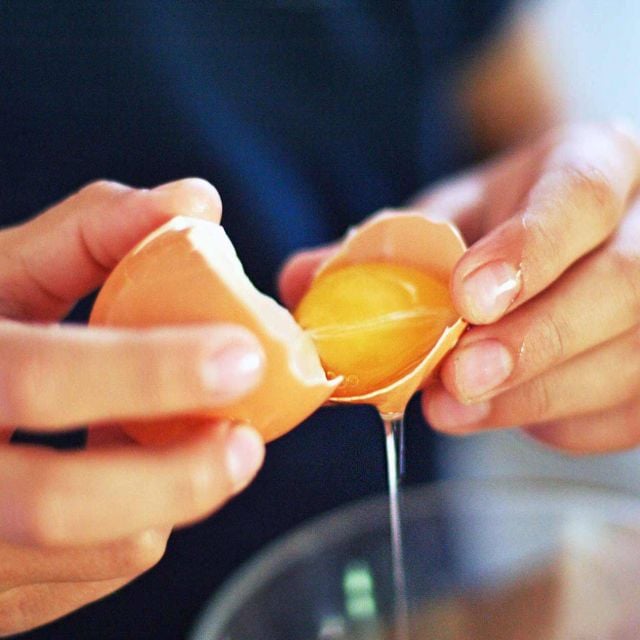 تعلّمي كيف تفصلين صفار البيض عن بياضه بحبّة ثوم