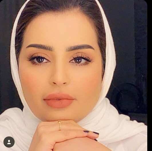 بالفيديو – بعد نزع غطاء الرأس... بدور البراهيم بشكل مختلف وهذا ما فعلته بشعرها