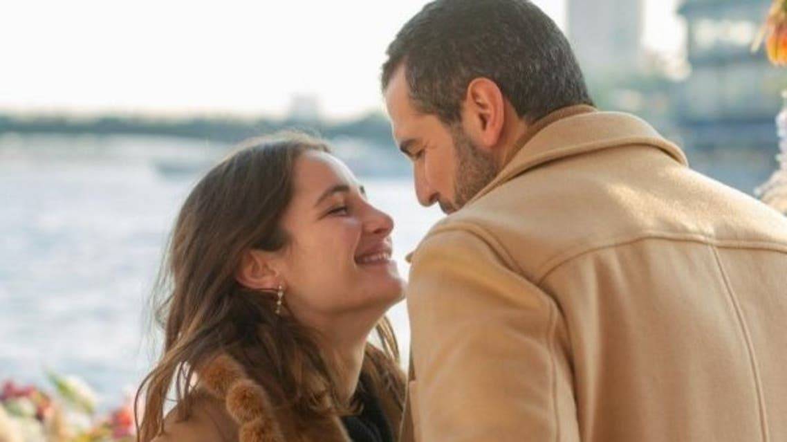 قبلة شام الذهبي لخطيبها تجرّ عليها الانتقادات