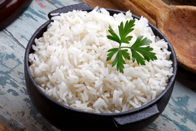 طريقة تعرفينها للمرة الأولى لمنع التصاق الأرز أثناء الطهو