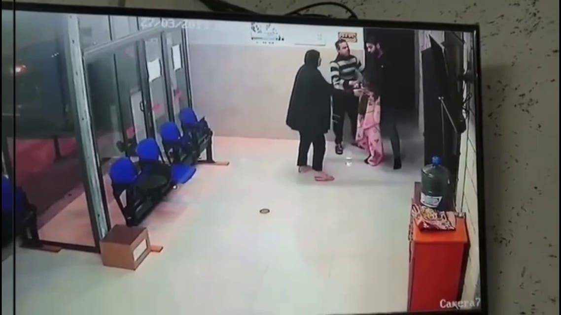 بالفيديو - طبيب ينقذ طفلة عربية من الموت خنقاً