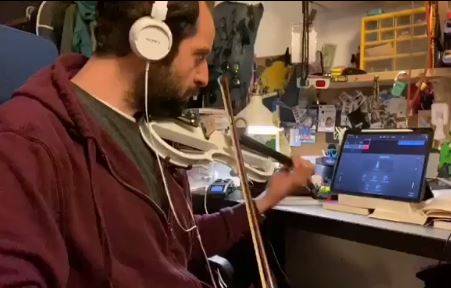 فنان مصري يطلب الدعاء لزوجته بعد إصابتها بكورونا