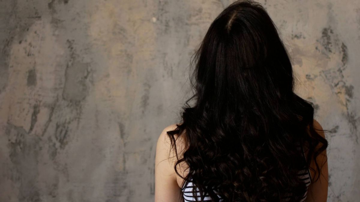 بالفيديو – فنانة خليجية تفاجئ الجمهور بزواجها واعتزالها