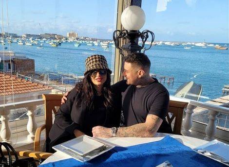 بالفيديو - زوجة أحمد الفيشاوي تطلب الطلاق بسبب مفاجأة ميلادها: 