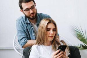 هل تعانين من غيرة زوجك المَرضية؟ هكذا تتعاملين معه